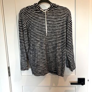 Blue and white knitted hoodie with 3/4 sleeves